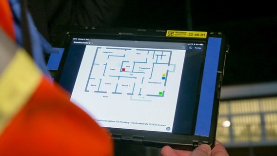 Eine spezielle App läuft auf einem Tablet-PC und zeigt einen Gebäudeplan für Feuerwehrleute an. Eine spezielle App läuft auf einem Tablet-PC und zeigt einen Gebäudeplan für Feuerwehrleute an. © NDR