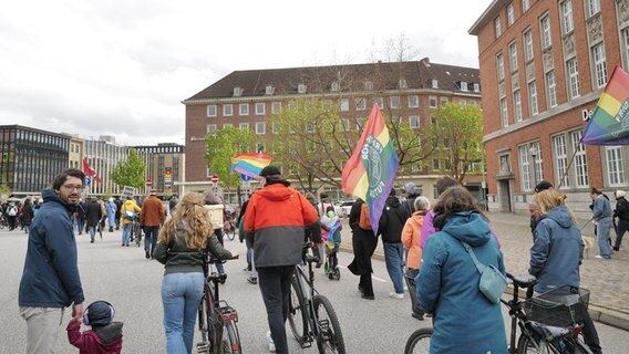 Anhänger von Fridays for Future demonstrieren in Kiel gegen Rechts. © NDR Foto: Lisa Pandelaki