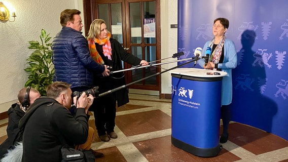 Frau Heinold in einer Pressekonferenz mit Journalisten. Frau Heinold in einer Pressekonferenz mit Journalisten. © NDR Foto: Fabian Boerger