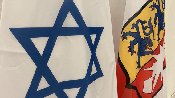 Die Flagge Israels steht neben einer Flagge von Schleswig-Holstein. © NDR Foto: Anna Grusnick