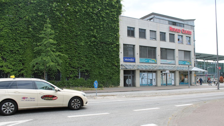 Aktuelles Bild der Garstedter Feldstraße in Norderstedt mit dem Heroldcenter. © NDR Foto: Sabine Alsleben