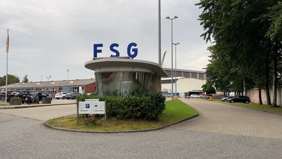 Drei große Buchstaben "FSG" stehen auf dem Pförtnerhäuschen der Werft FSG in Flensburg. © NDR 