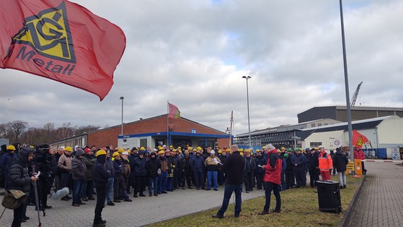 Bei der Flensburger Werft nehmen Mitarbeiter an einer Kundgebung teil © Tobias Gellert 