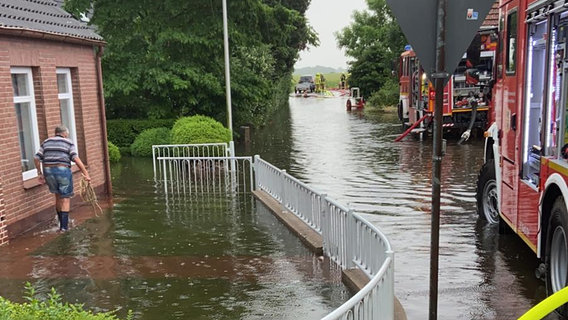 Feuerwehr pumpt knöchelhoch stehendes Regenwasser in einem Vorgarten eines Hauses und auf einer anliegenden Straße in Garding. Feuerwehr pumpt knöchelhoch stehendes Regenwasser in einem Vorgarten eines Hauses und auf einer anliegenden Straße in Garding. © Feuerwehr Garding