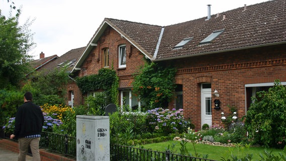 Ein Haus der früheren Wohnsiedlung für Arbeiter der Dynamitfabrik in Geesthacht Ein Haus der früheren Wohnsiedlung für Arbeiter der Dynamitfabrik in Geesthacht © NDR.de Foto: Marc-Oliver Rehrmann