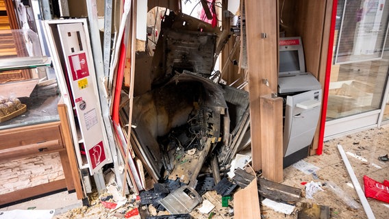 Ein gesprengter Geldautomat mit Trümmerteilen © Daniel Bockwoldt/dpa Foto: Daniel Bockwoldt/dpa