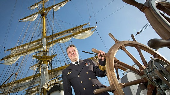 Helge Risch, Kommandant der Gorch Fock, steht an einem Steuerrad des Segelschulschiffs © dpa-Bildfunk Foto: Christian Charisius