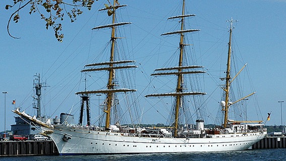 Das Segelschulschiff der Marine, die "Gorch Fock", liegt in Kiel an der Tirpitzmole. © dpa Foto: Horst Pfeiffer