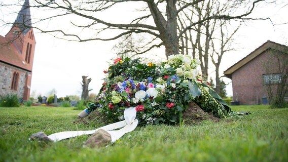 Das Grab von Günter Grass auf dem Friedhof in Behlendorf am Tag der Beisetzung. © dpa Foto: Daniel Reinhardt