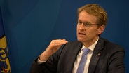 Daniel Günther hält eine Pressekonferenz im Landeshaus. © NDR 