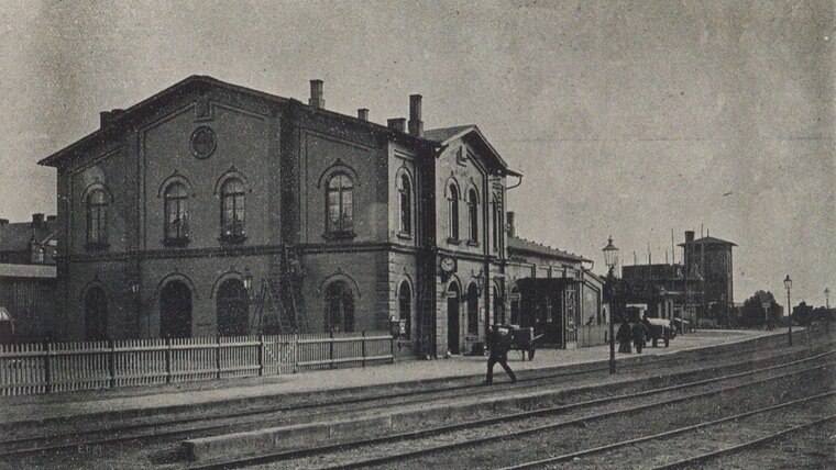 Auf dem Foto von 1915 ist das alte Bahnhofsgebäude in Heide zu sehen, das 2011 abgerissen wurde. © Stadtarchiv Heide Foto: Stadtarchiv Heide