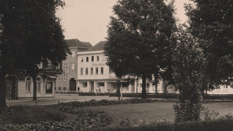 Ein historisches Foto vom Wulf-Isebrand-Platz in Heide aus dem Jahr 1957. © Stadtarchiv Heide Foto: Stadtarchiv Heide