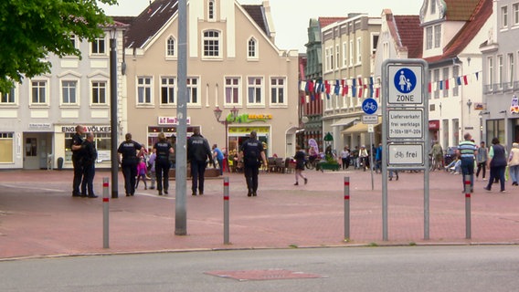 Polizisten sind auf dem Heider Südermarkt unterwegs. © ^NDR 