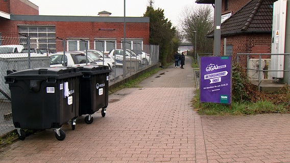 Zwei schwarze Mülltonnen stehen an einem Weg in Heide. © NDR 