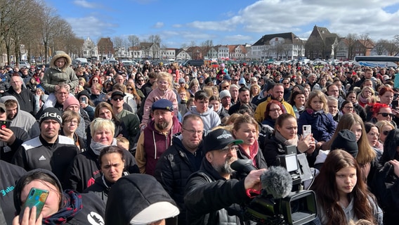 Mehr als 1.000 Menschen stehen auf dem Marktplatz in Heide. © Daniel Friederichs 