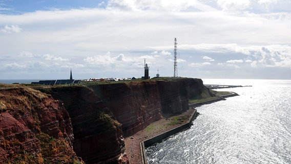 Die Steilküste von Helgoland im Sonnenlicht. © NDR Foto: Jörg Jacobsen