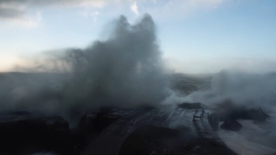 Große Wellen brechen an der Küste von Helgoland. © NDR 