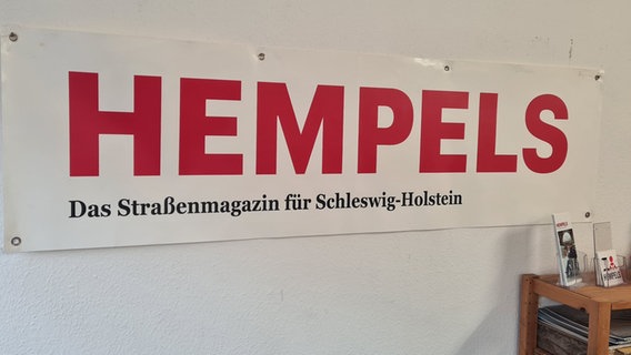 Das Logo von Hempels auf einer Plane an einer Wand. © NDR Foto: Cassandra Arden