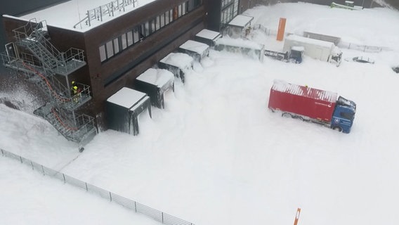 Ein mit Löschschaum bedektes Gebiet. © NDR 