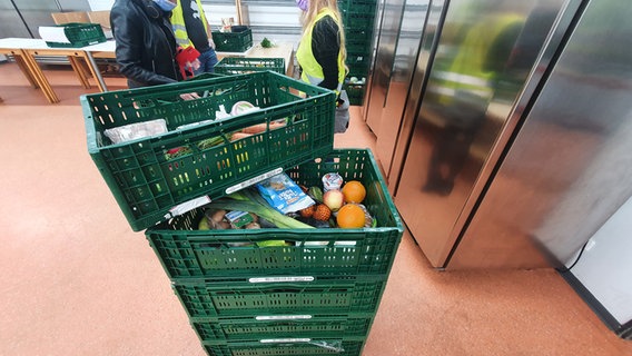 Gestapelte Kisten mit Lebensmittelspenden für die Tafel. © NDR Foto: Sebastian Parzanny