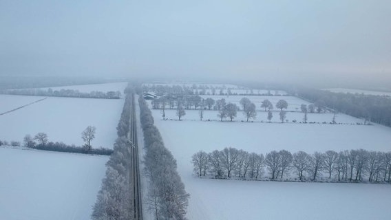 Drohnenaufnahme von einer Landstraße bei Ehndorf im Schnee. © Michael Fründt Foto: Michael Fründt