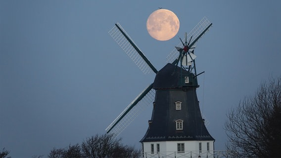 Der Mond über der Borgsumer Mühle in Borgsum. © NDR Foto: Korinna Neef