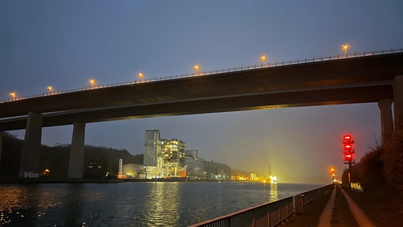 Die nach einer Schiffskollision gesperrte Holtenauer Hochbrücke in der Morgendämmerung. © Daniel Friedrichs Foto: Daniel Friedrichs