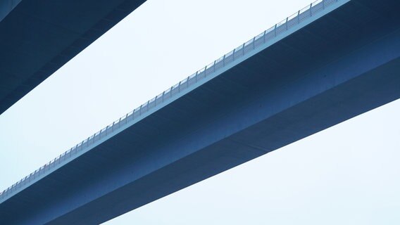 Die Hochbrücke von unten fotografiert. Es ist ein Schaden in Form eines Kratzers zu erkennen. © Daniel Friederichs Foto: Daniel Friederichs