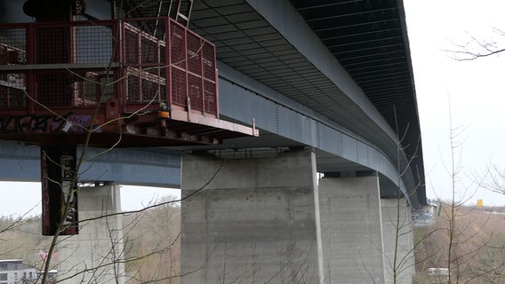 Die Holtenauer Hochbrücke. © NDR Foto: Kai Peuckert