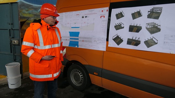 Ein Mann blickt auf eine technische Zeichnung. © Kai Peuckert / NDR Foto: Kai Peuckert / NDR