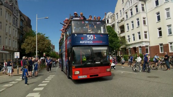 Ein Bus der Mannschaft Holstein Kiel fährt durch die Kieler Innenstadt © NDR Foto: NDR Screenshot