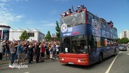 Ein Bus der Mannschaft Holstein Kiel fährt durch die Kieler Innenstadt © NDR Foto: NDR Screenshot