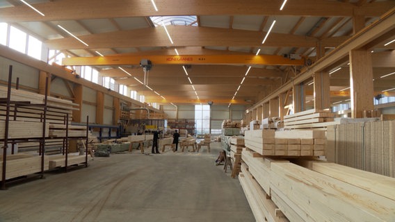 Eine Holzfabrik. © NDR 