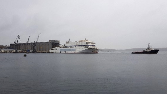 Ein Schlepper transportiert die neue Fähre "Honfleur" vom Doch der FSG nach Norwegen. © NDR Foto: Lukas Knauer