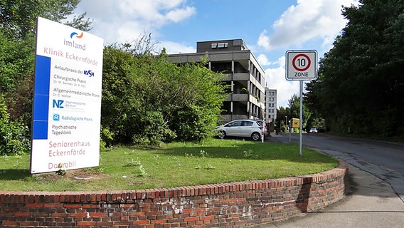 Eine große Tafel an der Auffahrt weist auf die Klinik Eckernförde hin, die im Hintergrund zu sehen ist © Daniel Friederichs Foto: Daniel Friederichs