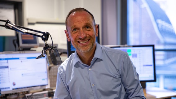 Portraitaufnahme von Jan Bastick aus dem Studio. Portraitaufnahme von Jan Bastick aus dem Studio. © NDR Foto: NDR