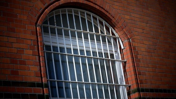 Ein Fenster mit weißem Gitter ist bei der JVA Neumünster zu sehen. © NDR Foto: Pavel Stoyan