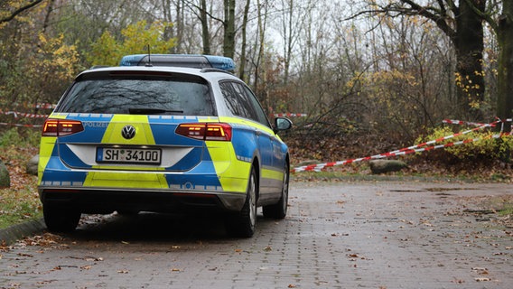 Ein Polizeiauto steht in Kaltenkirchen vor einem Absperrband. © Westküsten-News Foto: Florian Sprenger