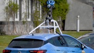 Ein Auto von Google mit einer Kamera auf dem Dach für die Aufnahme von Bildern für Google Maps. © picture alliance/dpa Foto: Carsten Rehder