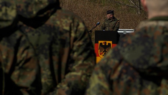 Ansprache vor Bundeswehrsoldaten. © NDR 