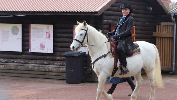 Schauspieler Wolfgang Bahro sitzt auf einem Pferd. © NDR Foto: Tobias Senff