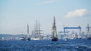 Das deutsche Segelschulschiff «Gorch Fock » führt am 25.06.2022 in Kiel die traditionelle Windjammerparade zur Kieler Woche an. © NDR Foto: Christian Wolf