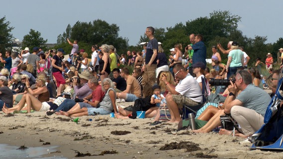 Zahlreiche Zuschauer beobachten Boote und Traditionssegler auf der Kieler Förde bei der Windjammerparade 2023. © NDR 