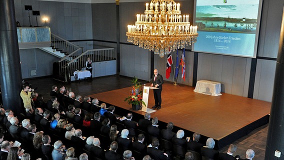 Ministerpräsident Torsten Albig spricht Schloß von Kiel zu den Gästen einer Festveranstaltung © dpa - Bildfunk Foto: Carsten Rehder