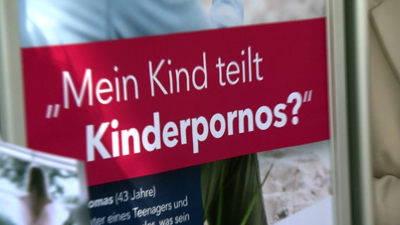 Eine Überschrift auf einem Banner lautet "Mein Kind teilt Kinderpornos?" © NDR 