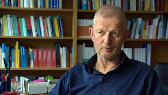 Prof. Olaf Köller vom Bildungsforschungsinstitut IPN der Uni Kiel blickt in die Kamera bei einem Interview. © NDR 