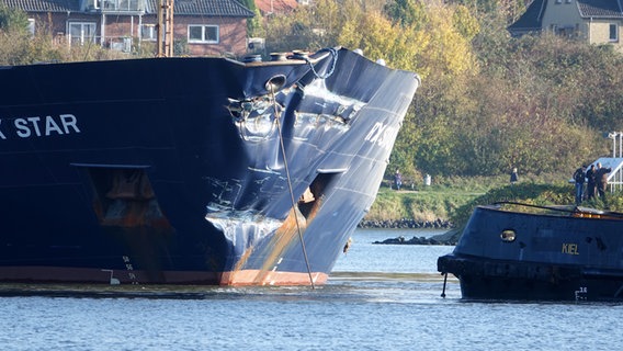 Zwei beschädigte Schiffe auf dem Nord-Ostsee-Kanal.  Foto: Daniel Friederichs