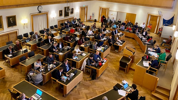 Abgeordnete im Saal. © Fabian Boerger/NDR Foto: Fabian Boerger/NDR
