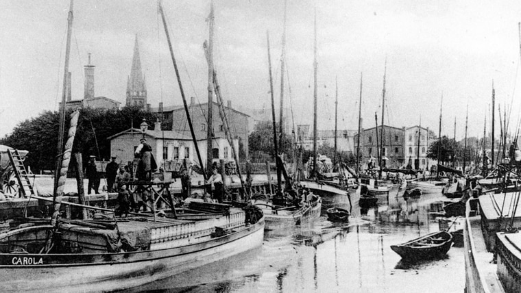 Eine historische Aufnahme des Hafens in Elmshorn. © Stadtarchiv Elmshorn