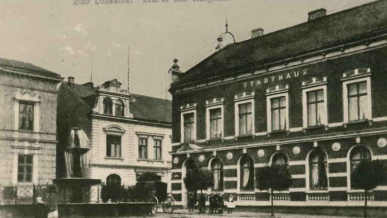 Historisches Foto des Marktbrunnens am Stadthaus in Bad Oldesloe um 1900. © Kultur und Stadtarchiv Bad Oldesloe Foto: Kultur und Stadtarchiv Bad Oldesloe